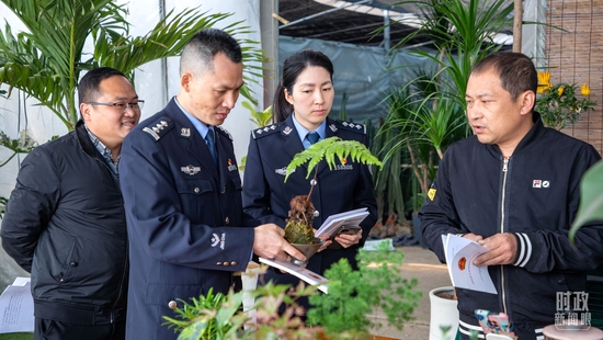 △2023年3月16日，浙江金华市公安局基层民警走访婺城区花卉苗木花木经营户，开展助企服务调研。（图/视觉中国）