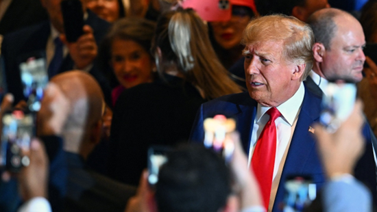 4月4日,特朗普接受传讯之后在他位于佛罗里达州棕榈滩的海湖庄园发表