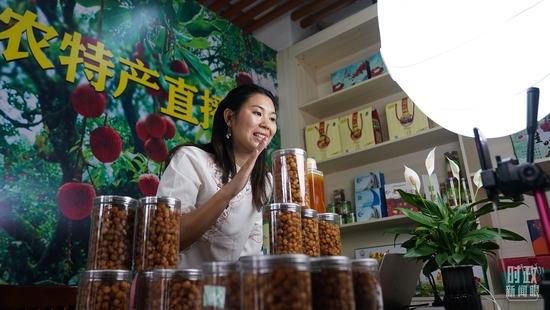 △柏桥村的电商正在直播售卖当地土特产。（总台国广记者李晋拍摄）