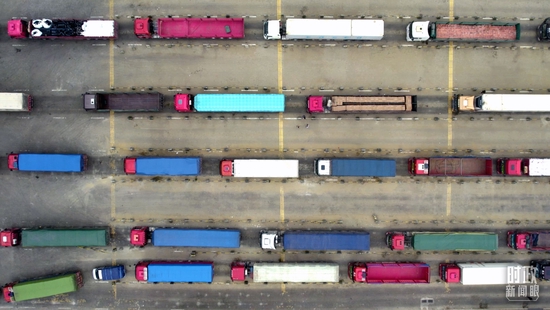 △徐闻港内运送货物的车队。（总台央视记者范凯拍摄）