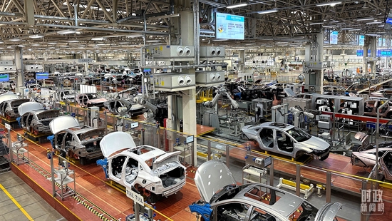  △广汽埃安总装车间智能生产线。（总台央视记者赵化拍摄）