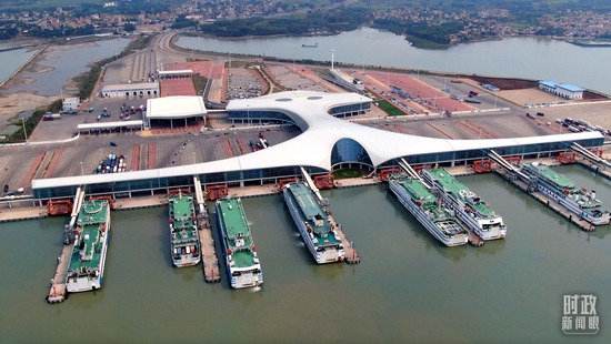 △船舶停靠徐闻港。（总台记者邓裕达拍摄）