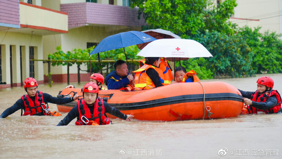短时强降雨致民房被淹 消防紧急转移群众 图/江西消防