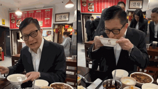 4月26日，邓炳强在北京“试饮”豆汁图：港媒