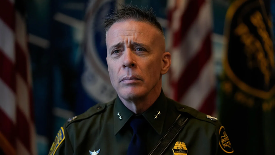 把抓人当表演的指挥官，“摄像机一来就兴奋”