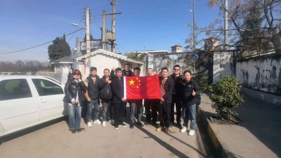 亲历者讲述：撤离上车时，炸弹在500米处爆炸