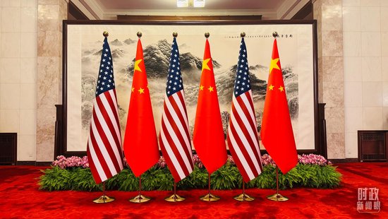 △5月14日上午，人民大会堂里摆放的中美两国国旗。（总台央视记者黄茜拍摄）