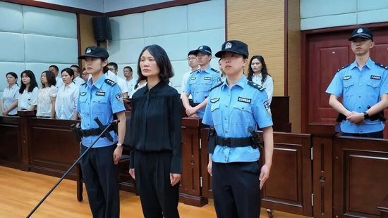 “田哥艳姐”获刑11年，此前被曝打造虚假人设：既是决策果敢、雷厉风行的“田哥”，又是没有架子、愿和群众坐一条板凳的“艳姐”