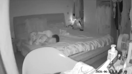四川宜宾5.5级地震亲历者讲述：女子在地震瞬间冲进卧室，护住熟睡的孩子 高度近视的大学生来不及拿眼镜，裹被子赤脚从5楼狂奔逃生