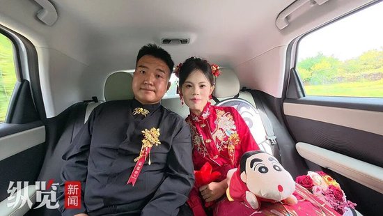 山西一小伙儿办极简婚礼，新郎婚服29.9元网购，婚车是自家车、没有司仪、朋友兼职摄像