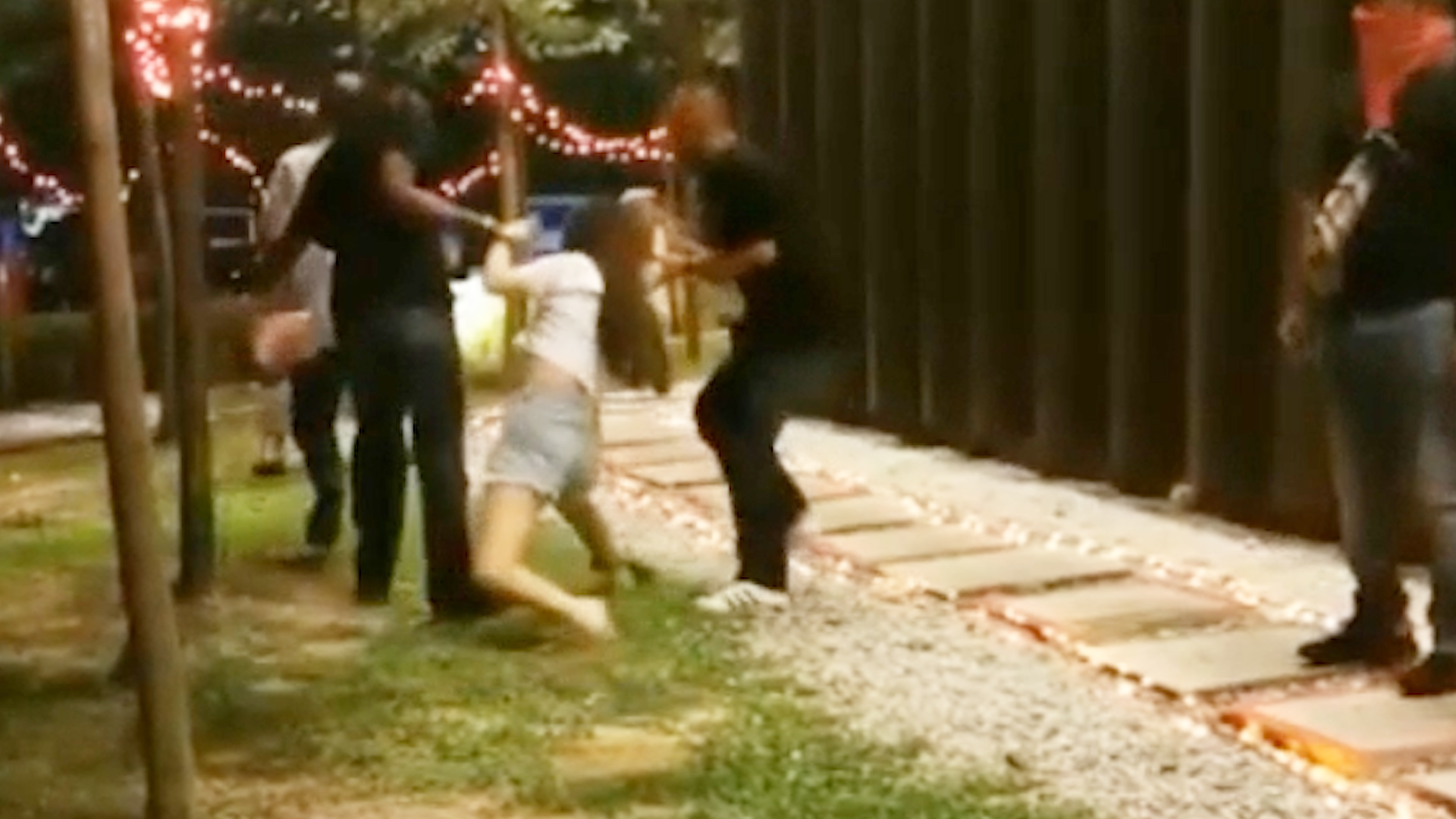 马来西亚男子一把拎起中国女子强行拖走女子狂喊救命路人出手了