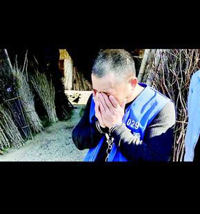 未婚妻17:男子杀未婚妻逃17年:女方婚礼前称男朋友要来看她 图为:17年后,余明梁指认杀害未婚妻的老屋时掩面而泣