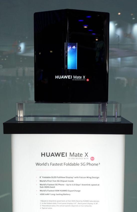  2月26日，在西班牙巴塞罗那，华为展区展出MATE X手机。