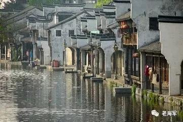 王伟妻子发文祭奠“等你回家” 儿子已成海军 雨中的湖州。