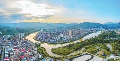 广西环江毛南族自治县城区全景图.邓炜煌摄(人民视觉)