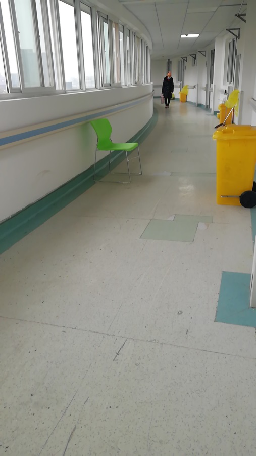 余东向记者提供的武汉市金银潭医院住院部南四楼环境照片
