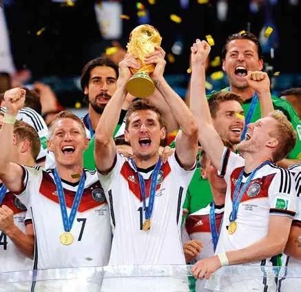  ·2014年巴西世界杯，德国队夺冠，克洛泽捧起大力神杯。