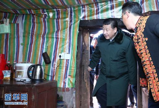  2018年2月11日，习近平在凉山彝族自治州昭觉县三岔河乡三河村贫困户节列俄阿木家中看望。图片来源：新华社