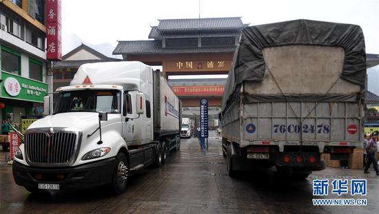 在广西凭祥市浦寨边贸区，东盟国家的货车进出运货（1月16日摄）。新华社记者 张爱林 摄