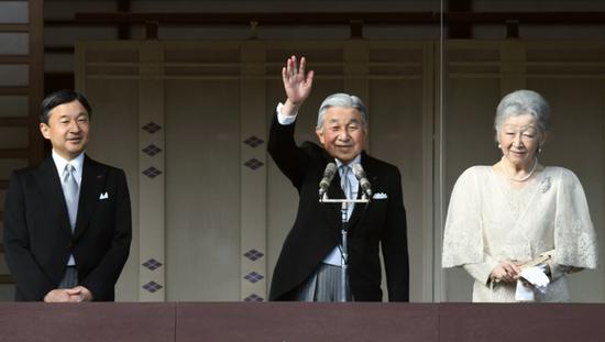 日本明仁天皇（中）接受普通民众朝贺，德仁皇太子（左）和皇后陪伴（新华网）