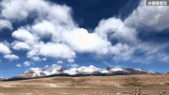 青藏铁路沿线风景。新华社记者周锦帅 摄