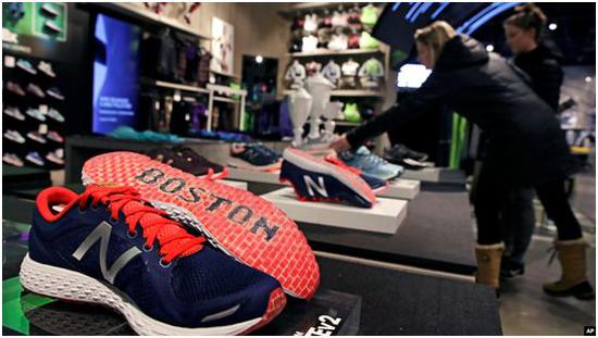 2016年12月，New Balance位于波士顿的总部展出新款运动鞋（图源：美联社）