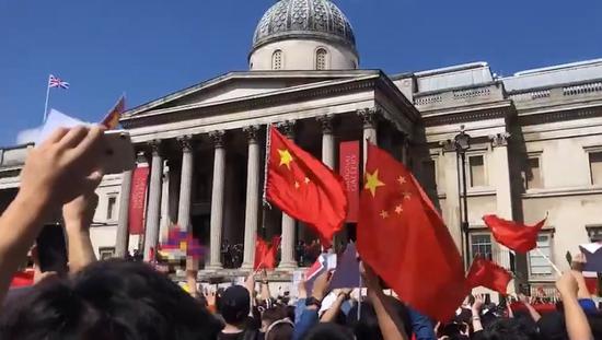  爱国人士在伦敦特拉法加广场高举国旗