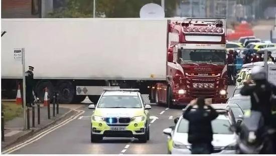 缓慢的死亡:史上最残忍的“死亡卡车” 如何走上不归路? 涉案车辆驶离案发地点。