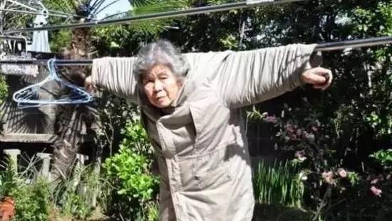 90后打老人:90后觉得自己老了?有些90岁老人却还在996 △把自己晾在杆子上