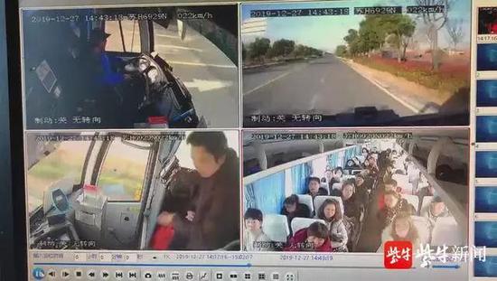 男子莫名其妙地打了公交专线司机三巴掌。(监控截图)