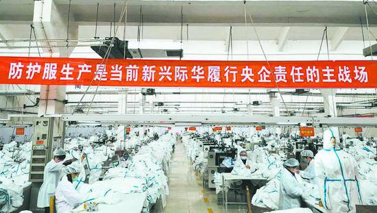 2月13日，新兴际华集团所属企业3502职工紧锣密鼓加紧生产医用防护服。 庞龙飞摄
