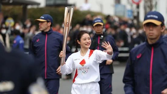 石原里美参加奥运火炬传递彩排。