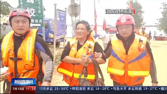 与战友在鄱阳救灾的余雷欢(左一),出现在新闻报道中。截图