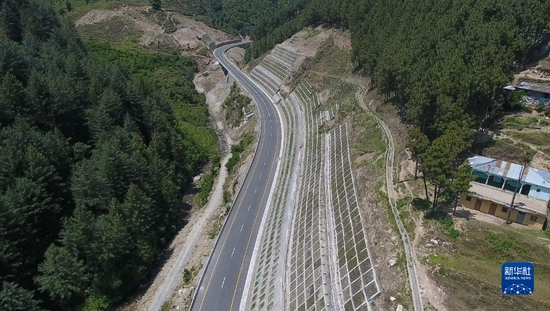 这是2020年7月28日拍摄的巴基斯坦喀喇昆仑公路二期项目曼塞赫拉至塔科特二级公路段。喀喇昆仑公路二期项目将中巴友谊公路向南延伸，融入巴南北交通干线。新华社发（中国交通建设股份有限公司供图）