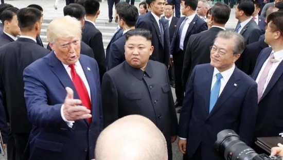 特朗普2019年参加完大阪G20峰会后，前往韩国，并和文在寅一起在朝韩交界之地见到朝鲜领导人金正恩  图：央视网