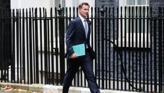  英国财政大臣亨特宣布大规模增税和政府开支削减方案。出新图源：CNBC