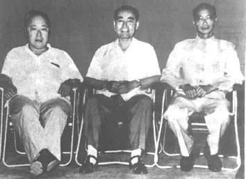从左至右为:陈毅、周恩来、柯华
