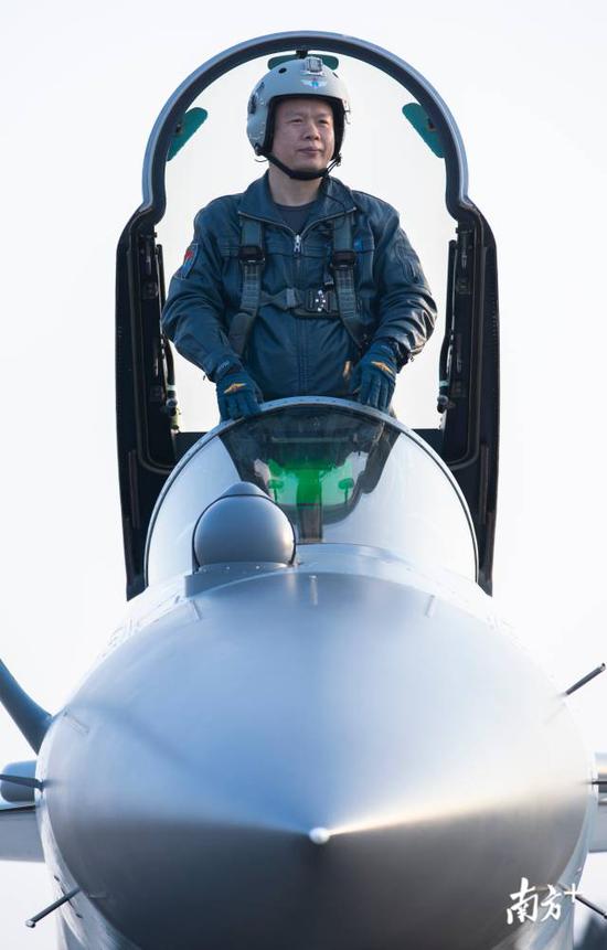 中国战机空中撞鸟 飞行员37秒内3次转向避开居民