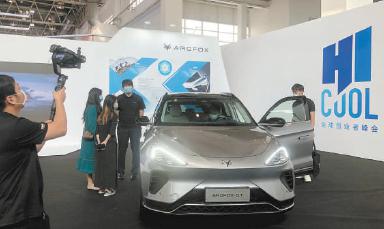 ARCFOX展出新一代5G智能电动汽车。本报记者 阎彤摄