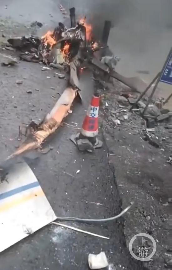▲9月26日，直升机在四川黑水县坠毁后，部分残骸起火燃烧 。图片来源/受访者提供