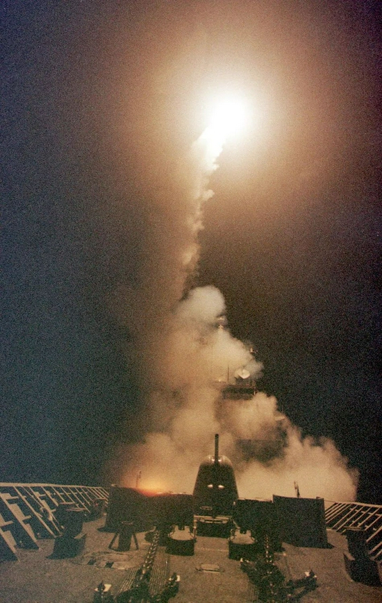 2001年10月，美军“菲律宾海”号巡洋舰向阿富汗发射战斧导弹。图源：澎湃新闻