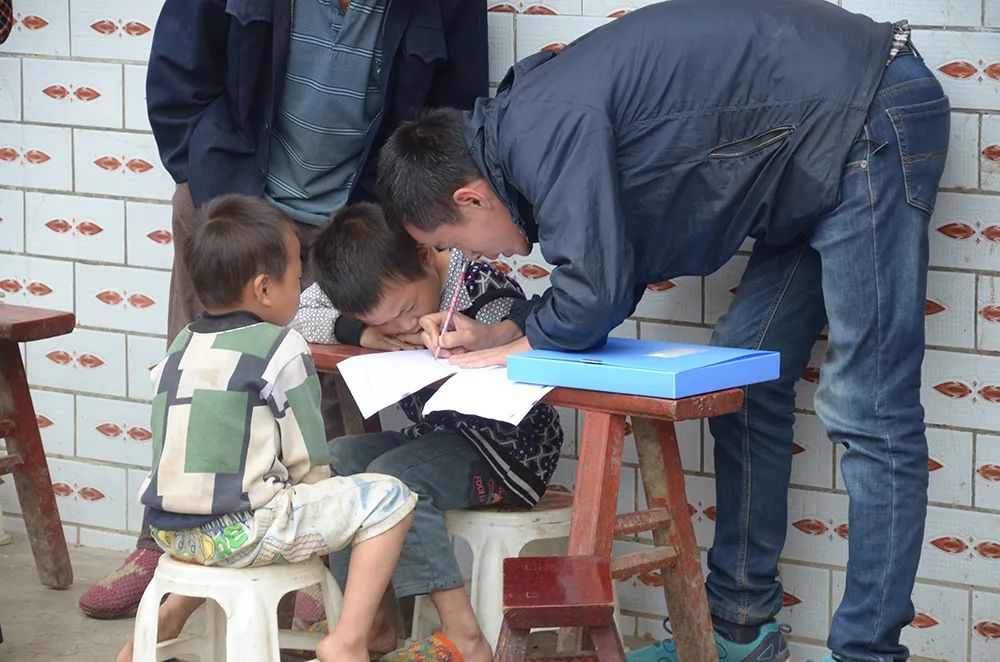 杨明指导学生们做作业 本文图片均为受访者供图