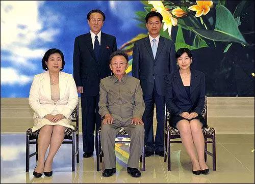 2009年，玄贞恩母女与金正日在朝鲜会面。