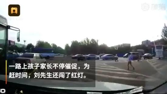夫妻拦车求送孩子就医:不走你看我干死你(图)