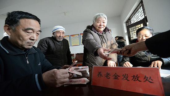 2019年1月28日，河北省邯郸市永年区广府镇东街村的村民在领取养老金。图片来源：视觉中国