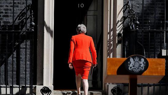 5月24日,特蕾莎·梅宣布辞职后转身返回唐宁街10号 图片来源:视觉中国