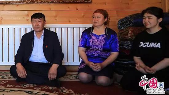 努尔江与妻子奴尔加马尔·加巴西（中）和女儿唐怒·努尔江（右）。兵团胡杨网记者 郭雪伟 摄