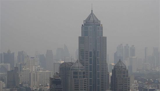9月30日，泰国曼谷，建筑被雾霾笼罩。图片来源：视觉中国
