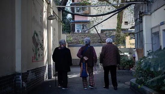 2019年11月14日，成都武侯区黉门街社区，社区老人。图片来源：视觉中国