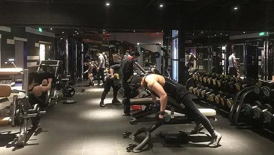 南山等3兜住底线地摊店卖刀泡的风带货们瞒媒,